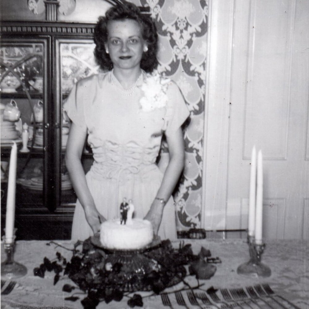 Vernacular Photo WOMAN POSING WITH CAKE AT HER BRIDAL SHOWER c1950 fr-1
